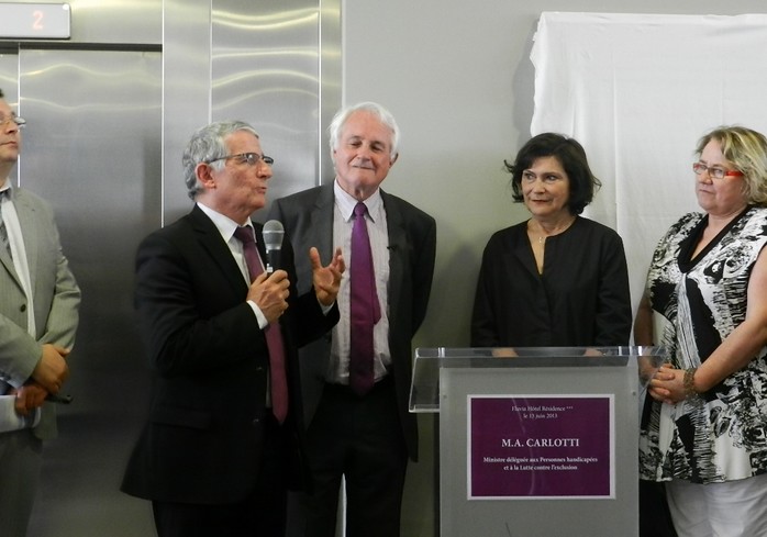 Marie Arlette Carlotti (derrière le pupitre), et Pierre Cohen (micro) étaient présents pour l'inauguration du restaurant Hélice.